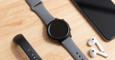 Una GPS Smart Watch – Repairable, USB-C Charging, Developer-friendly